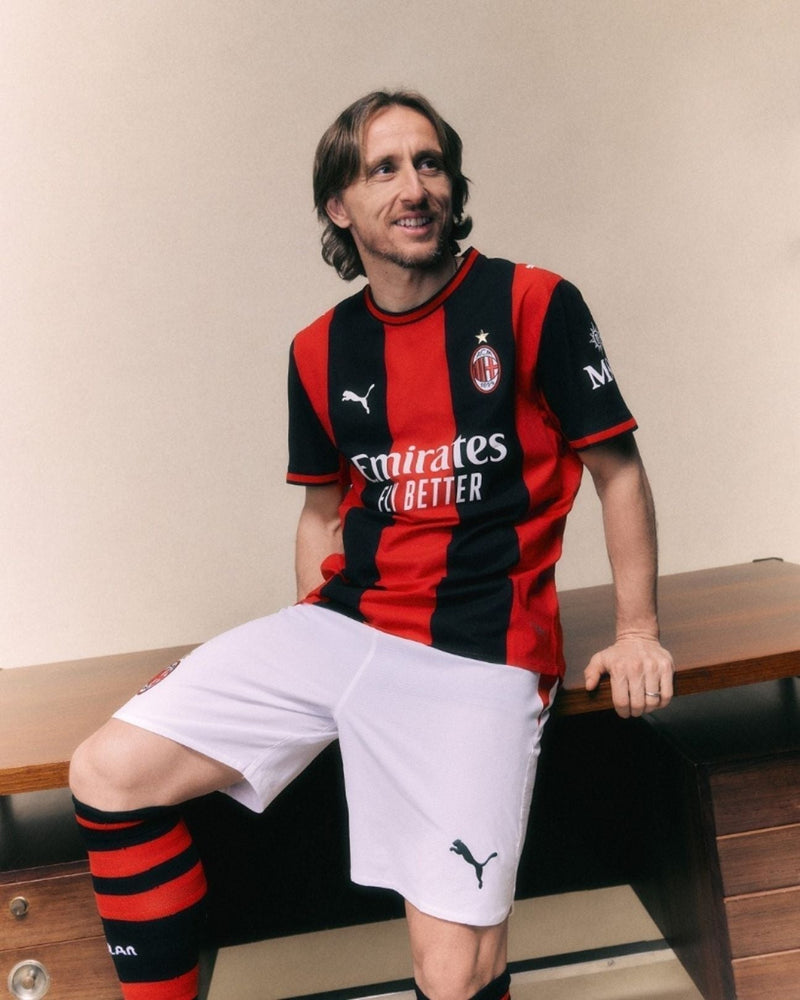 AC Milan dres v červeno-čiernych farbách s klasickými pruhmi