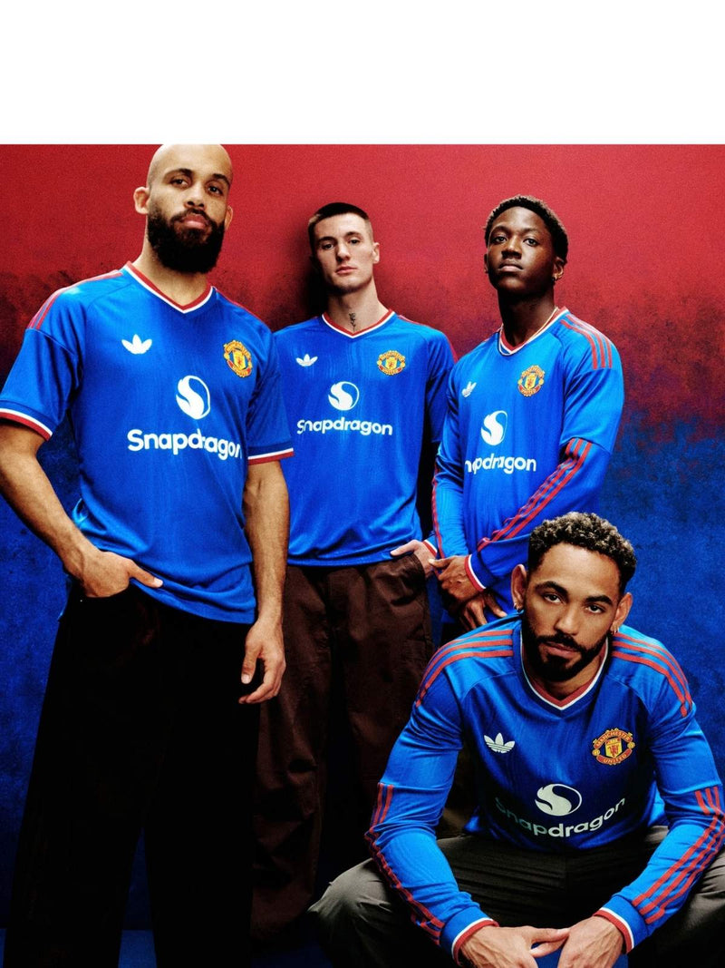 Modeli prezentujú nový modrý hosťujúci dres Manchester United na sezónu 2026/27