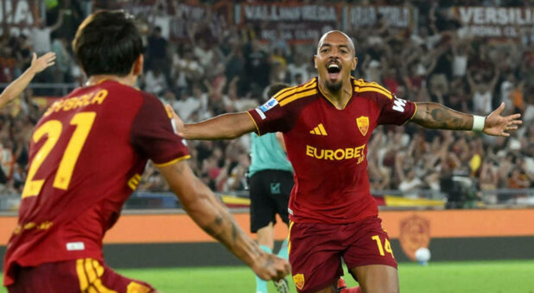 Hráči AS Rím oslavujú gól a posun na čelo Serie A